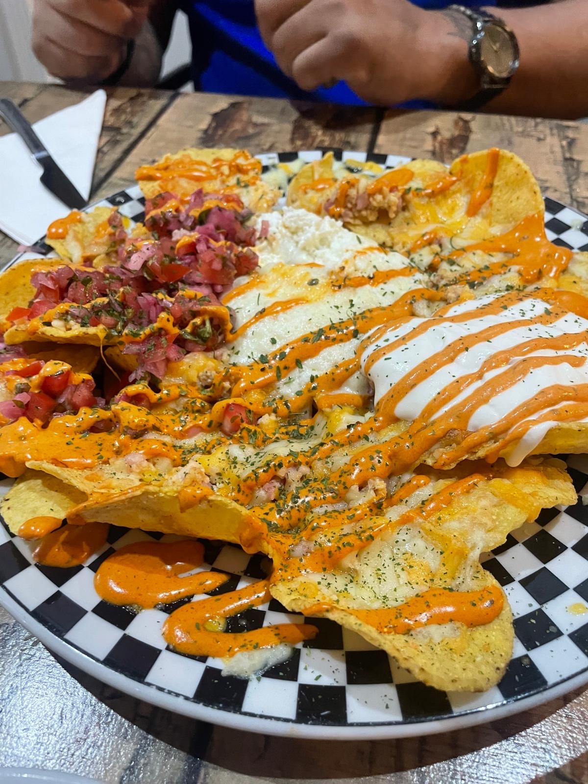 Plato de nachos tropicales con salsa y pico de gallo