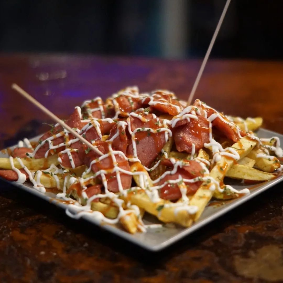 Papas con salchicha y salsas caseras